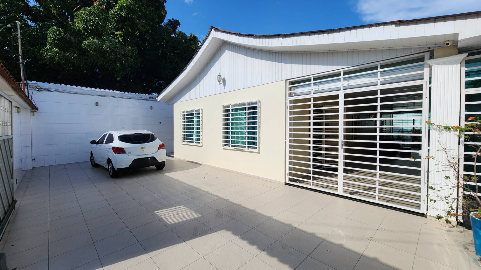 Casa em Avenida Principal – 03 quartos – Parque Dez de Novembro - Manaus-AM