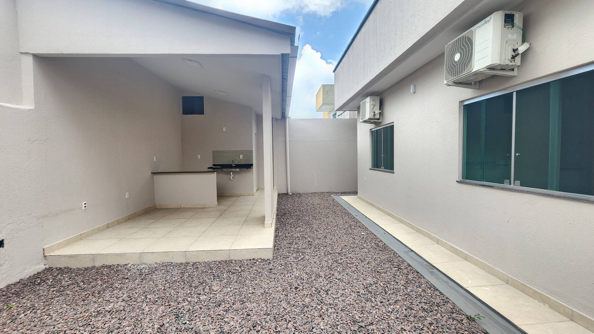 Casa de Condomínio à venda e aluguel com 3 quartos, 148m² - Foto 2