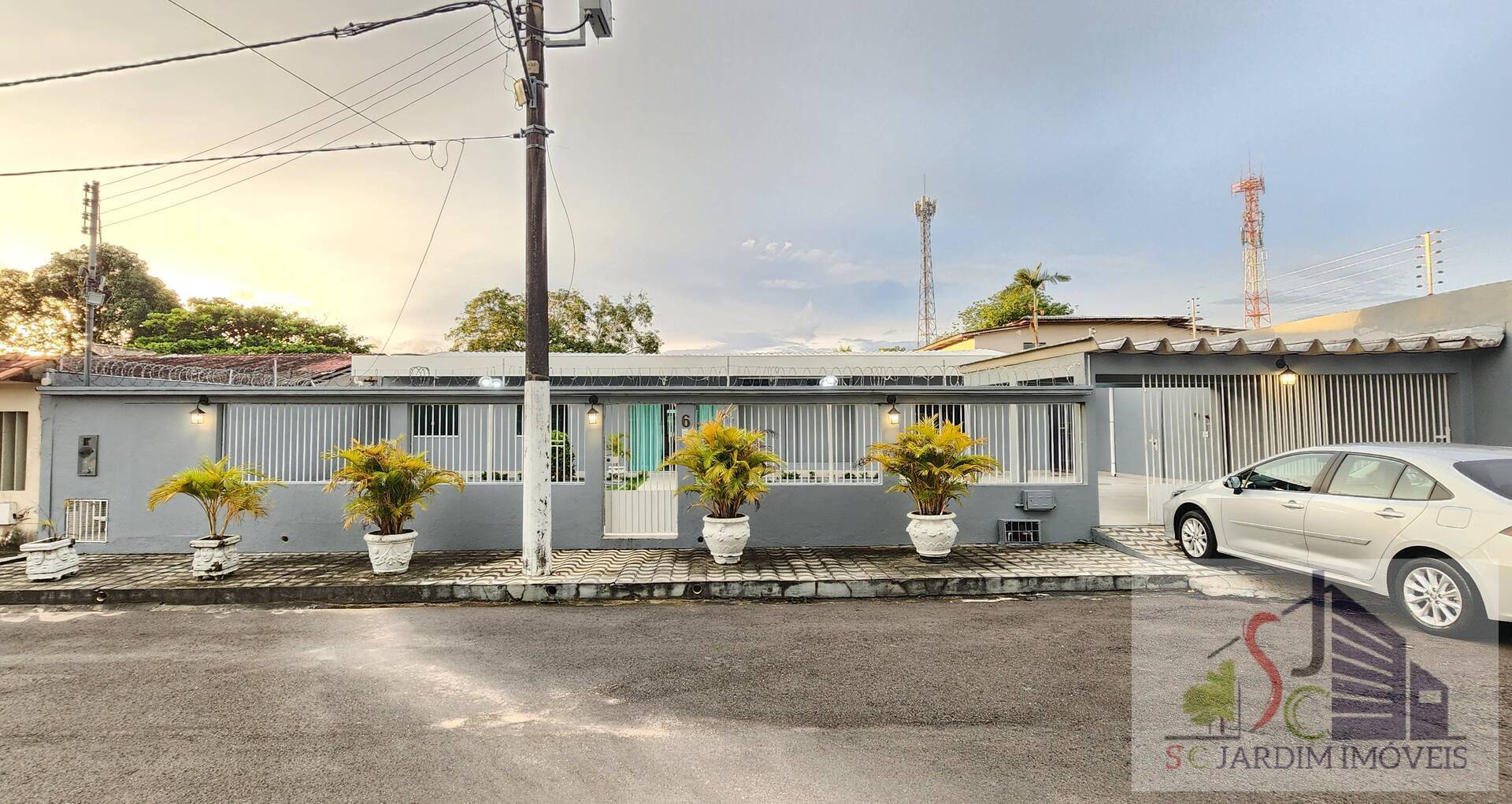 Casa térrea em Conjunto Residencial no Adrianópolis com portaria 24h.
