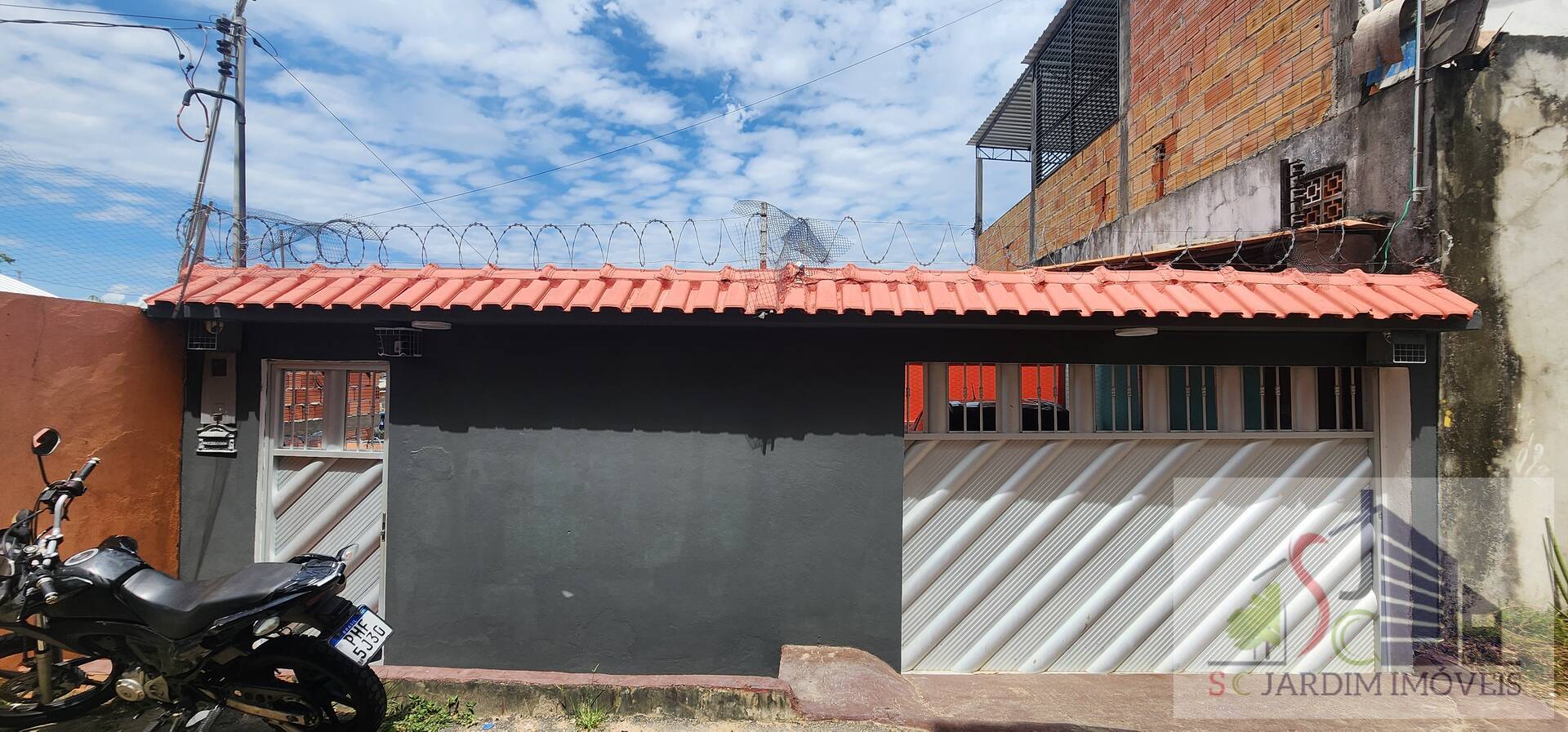 Vendo Casa de 03 quartos no bairro Colônia Santo Antônio.