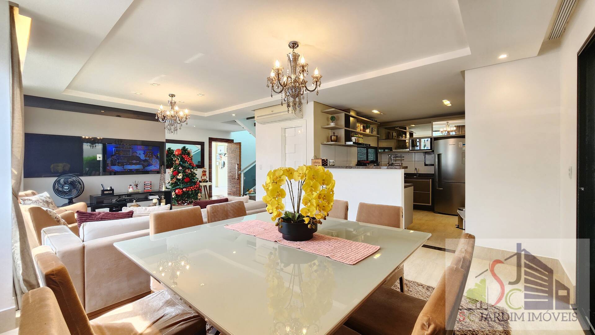 Casa à venda com 5 quartos, 234m² - Foto 2